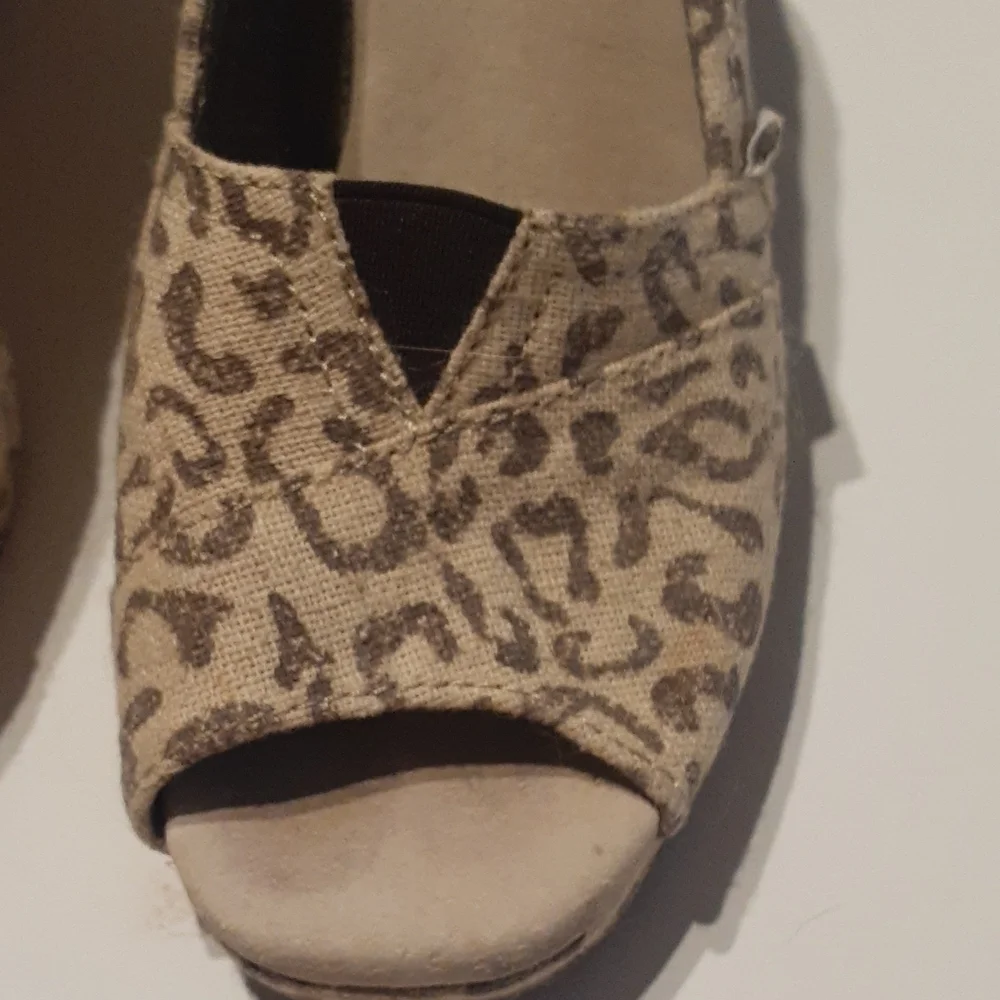 Toms Women's Shoes Canvas Peep Toe Wedge Heels Leopard Cheetah Print Slip On 7‎